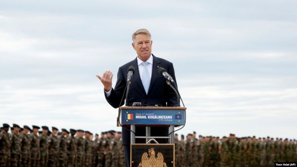 Фото: Президент Румунії Клаус Йоханніс виступає перед військовослужбовцями dqxikeidqxidqrant