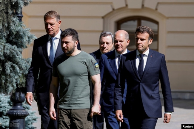 Колективний візит до Києва. Зліва направо: президент Румунії Клаус Йоханніс, президент України Володимир Зеленський, прем’єр-міністр Італії Маріо Драгі, канцлер Німеччини Олаф Шольц, президент Франції Еммануель Макрон. 16 червня 2022 року