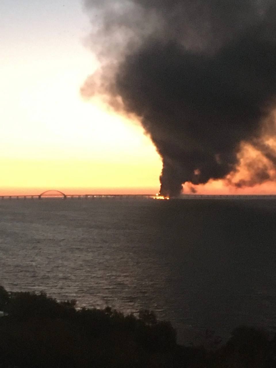 Горит Крымский мост