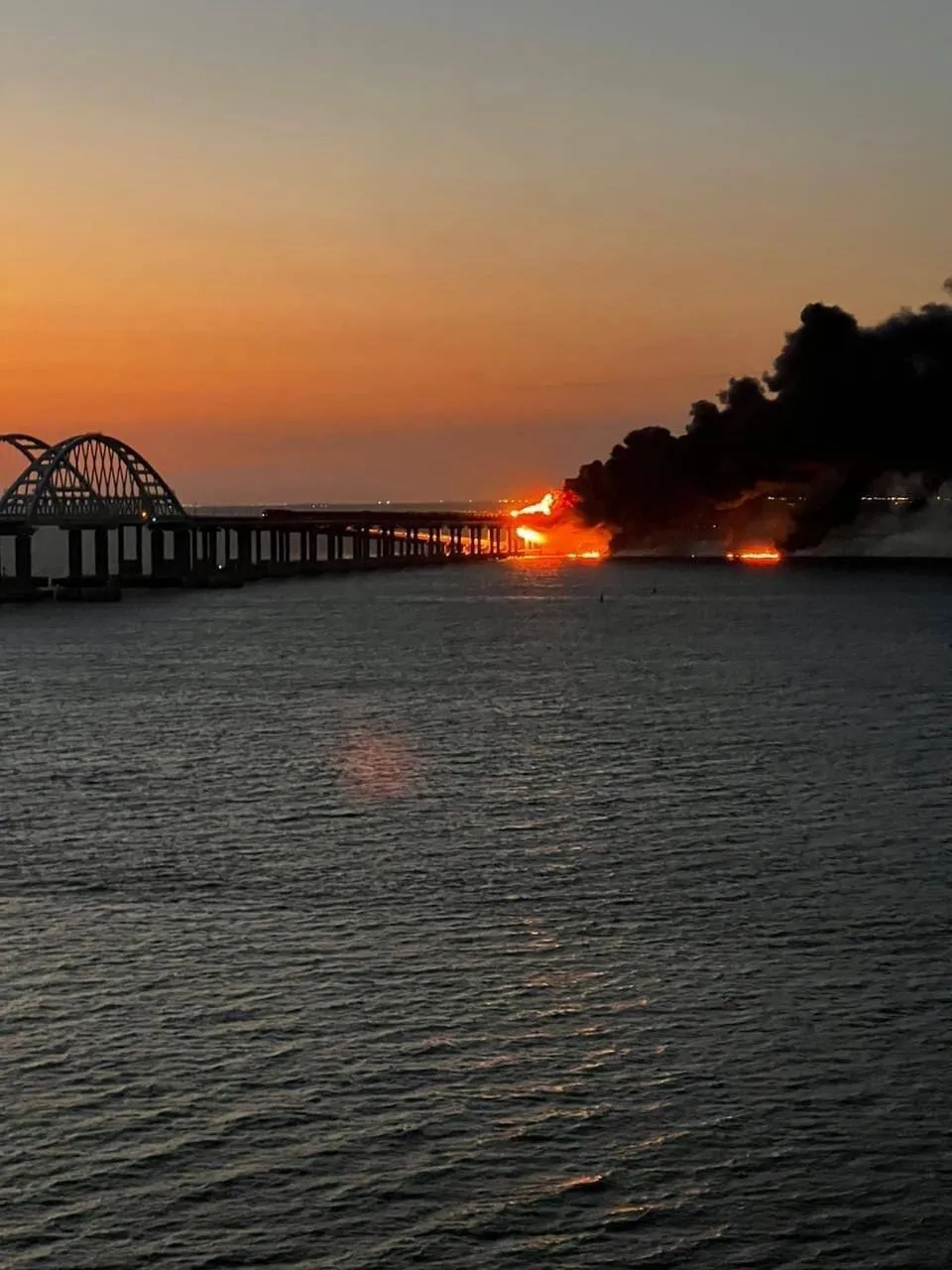 Горит Крымский мост