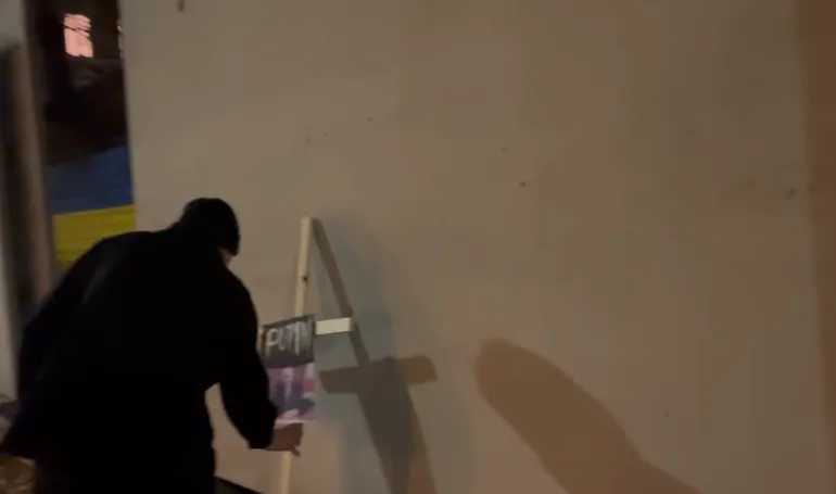 В Вене в посольство РФ принесли надгробный крест Путину. Фото и видео