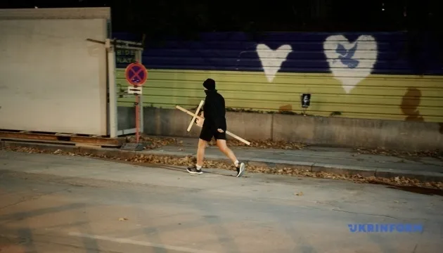 У Відні до посольства РФ принесли надгробний хрест Путіну. Фото та відео