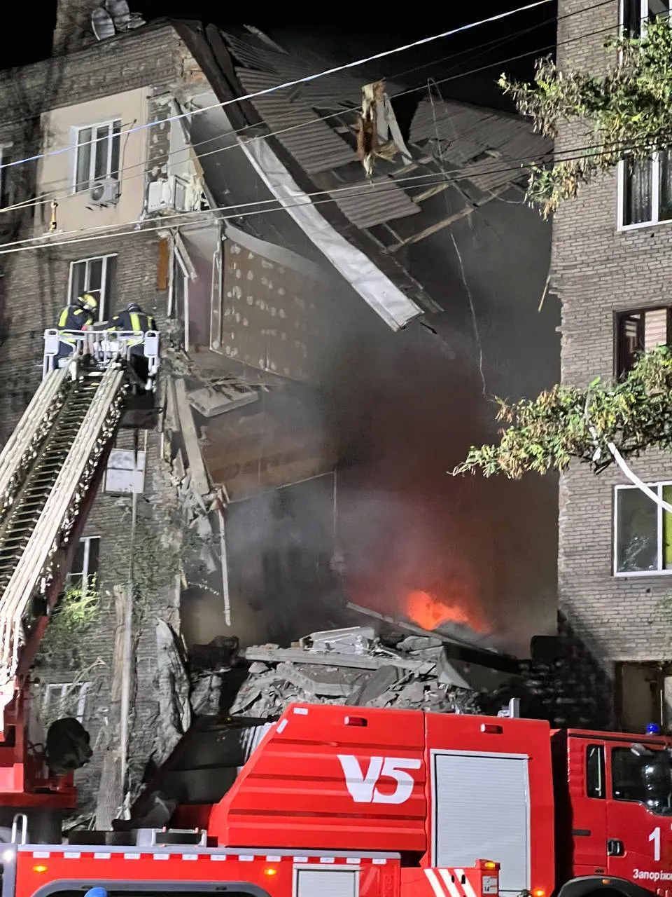 Війська РФ знову поцілили по будинку у Запоріжжі: одна людина загинула, 5 поранені. Відео