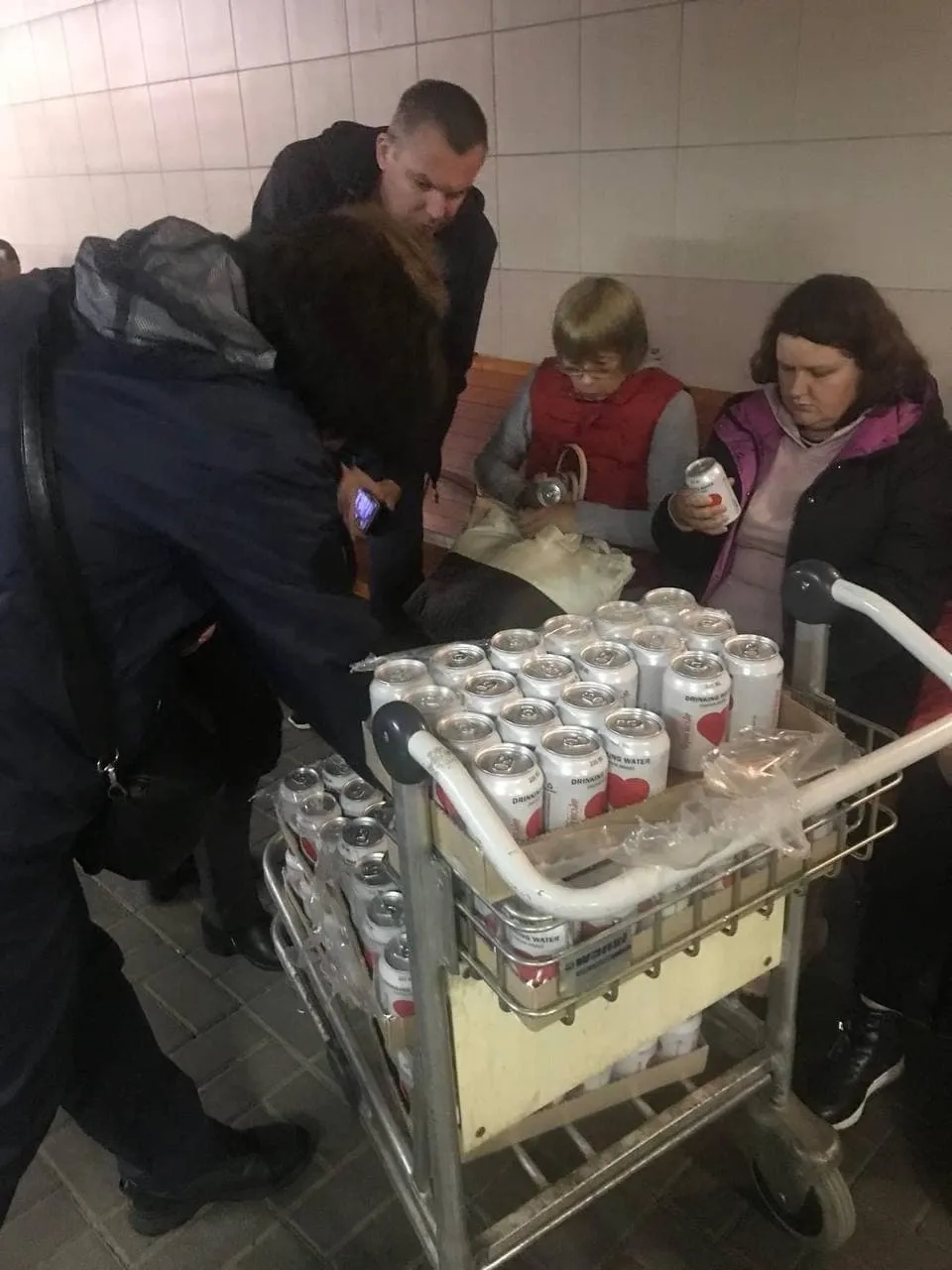 Люди в укрытии на вокзале dqxikeidqxidqrant