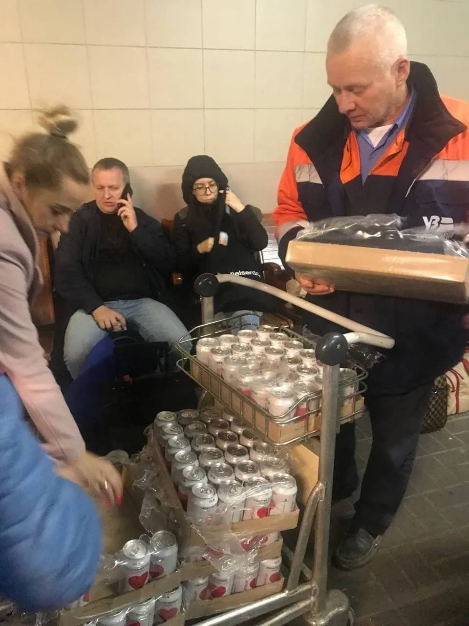 Во время ракетной атаки пассажиры ждут поезда в хранилищах.