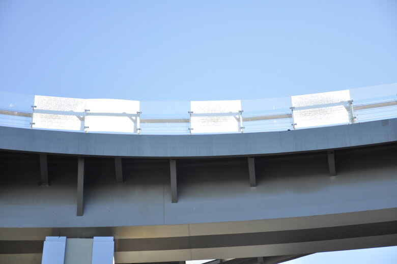 Наслідки ракетного обстрілу росіянами скляного пішохідного мосту в Києві 01 dqxikeidqxidqrant