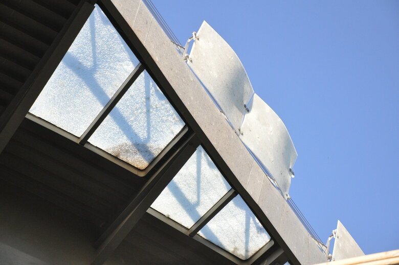 Наслідки ракетного обстрілу росіянами скляного пішохідного мосту в Києві 02