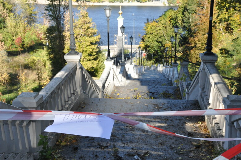 Наслідки ракетного обстрілу росіянами скляного пішохідного мосту в Києві 03