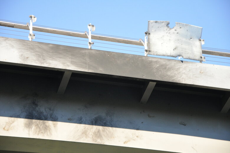 Наслідки ракетного обстрілу росіянами скляного пішохідного мосту в Києві 05