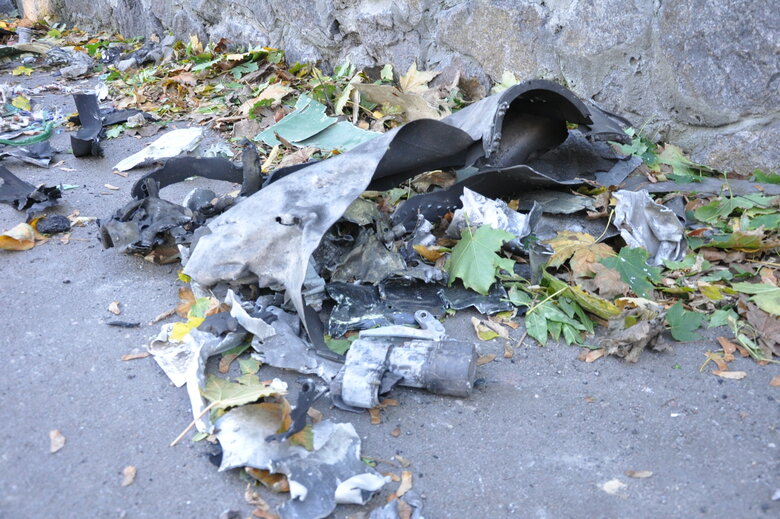 Наслідки ракетного обстрілу росіянами скляного пішохідного мосту в Києві 06