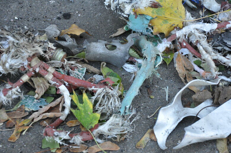 Наслідки ракетного обстрілу росіянами скляного пішохідного мосту в Києві 07