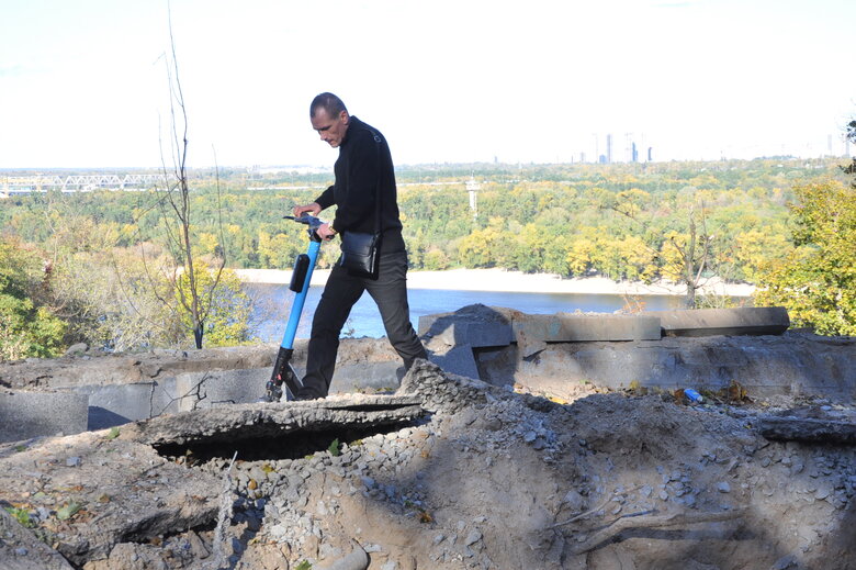 Наслідки ракетного обстрілу росіянами скляного пішохідного мосту в Києві 08