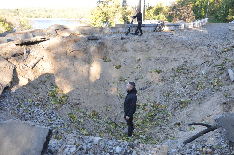 Наслідки ракетного обстрілу росіянами скляного пішохідного мосту в Києві 09