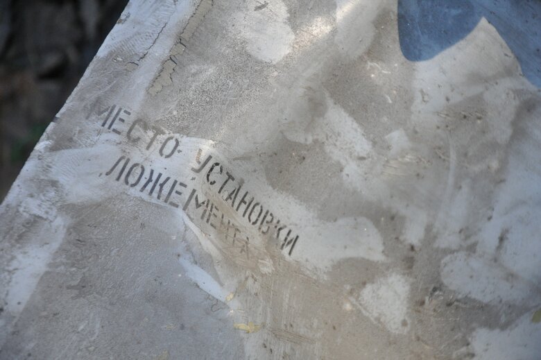 Наслідки ракетного обстрілу росіянами скляного пішохідного мосту в Києві 11