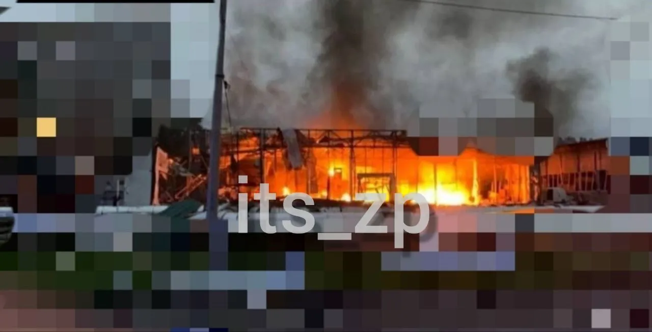 Оккупанты снова ударили ракетами по Запорожью, повреждены медучреждения и жилые дома: есть пострадавшие. Фото