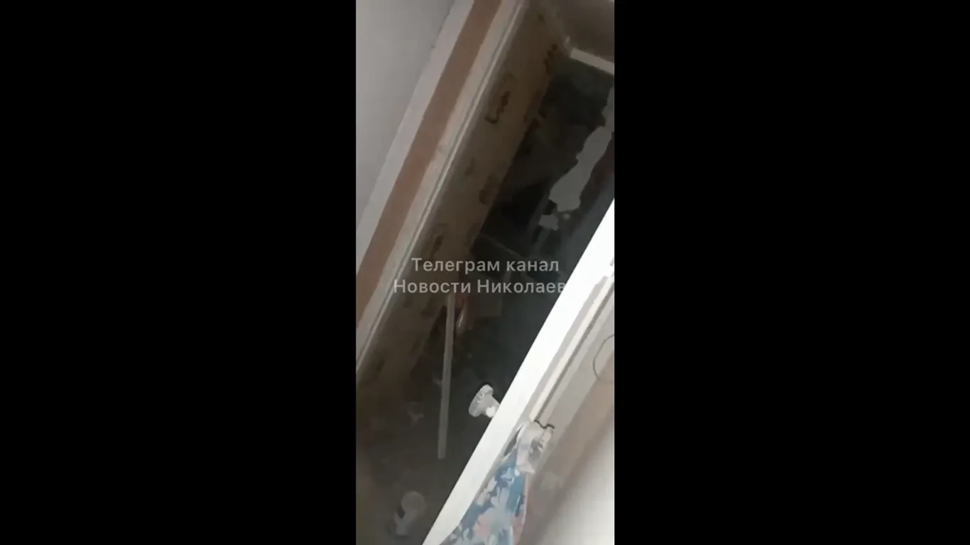 Войска РФ обстреляли пятиэтажку в Николаеве