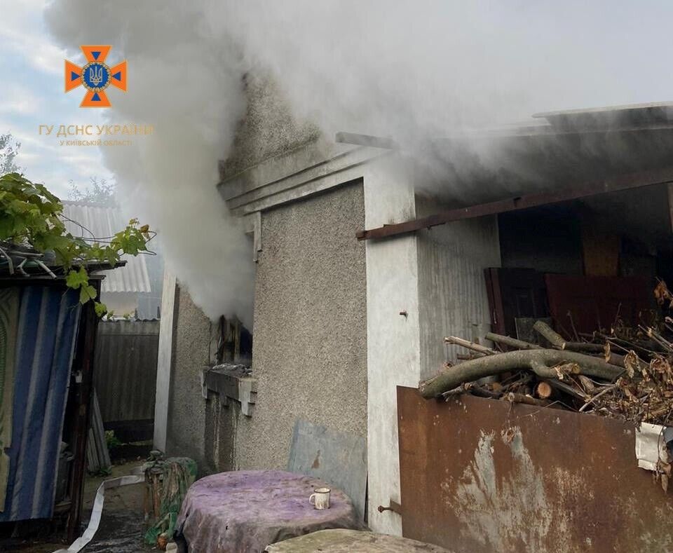 На Київщині під час гасіння пожежі в будинку рятувальники виявили тіло чоловіка dqxikeidqxidqeant