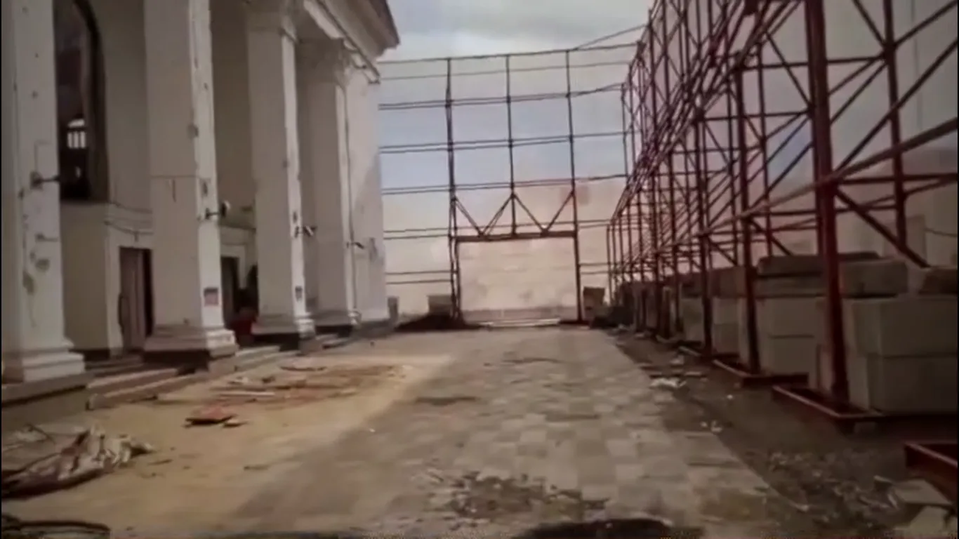 В Мариуполе разбомбленный драмтеатр спрятали за баннерами