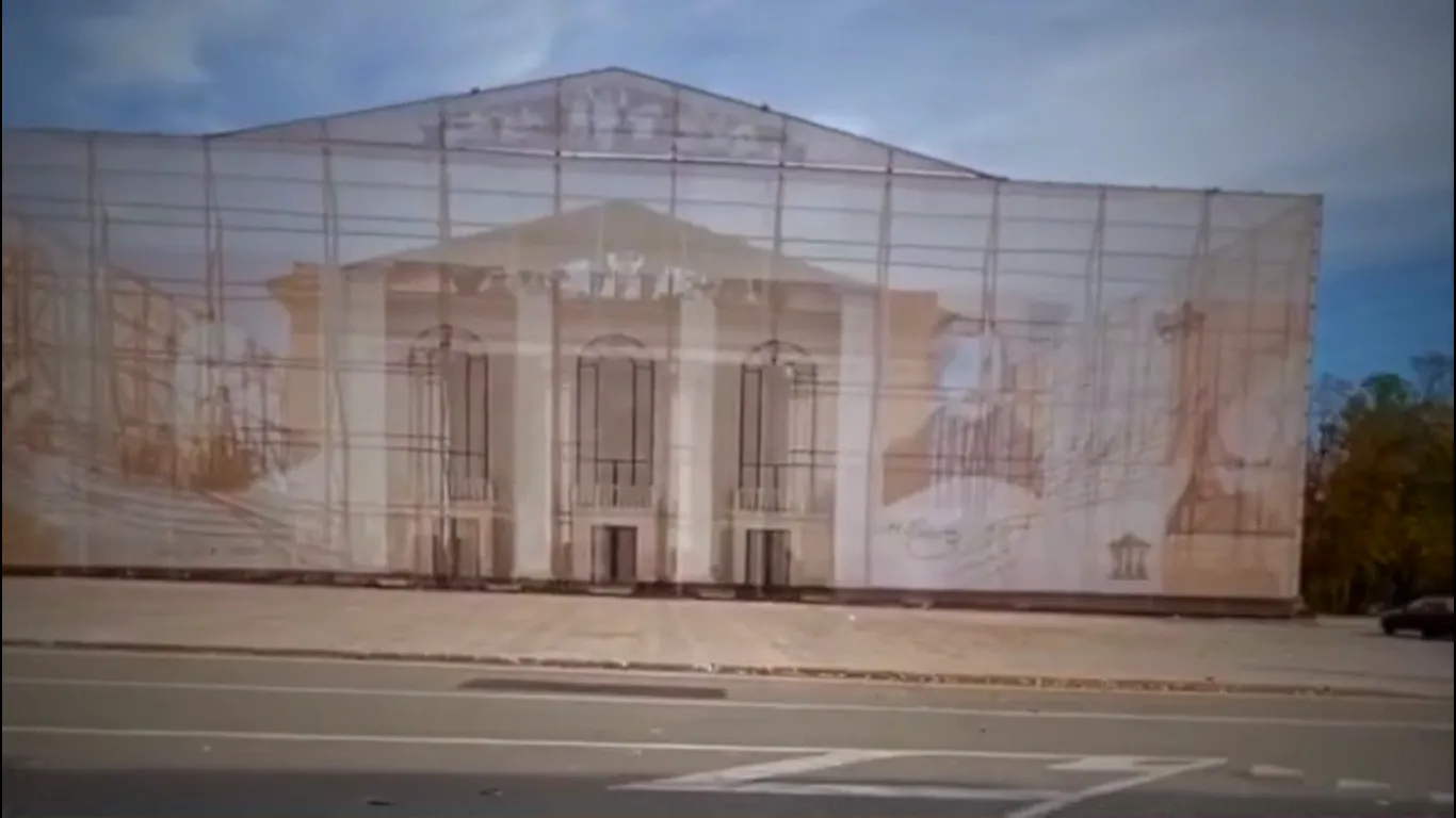 У Маріуполі розбомблений драмтеатр сховали за банерами із Гоголем dqxikeidqxidqeant