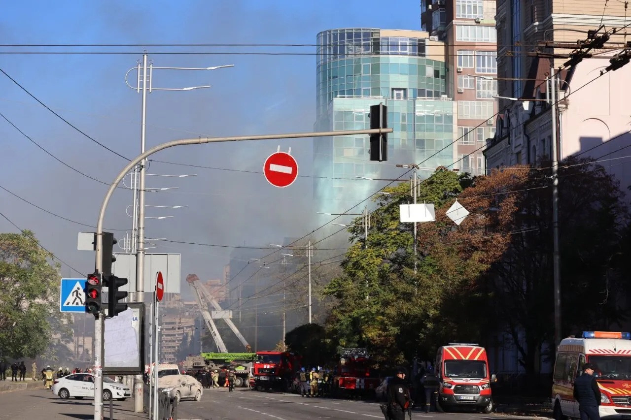 Под завалами многоэтажки остаются люди: новые детали атаки дронов-камикадзе на Киев