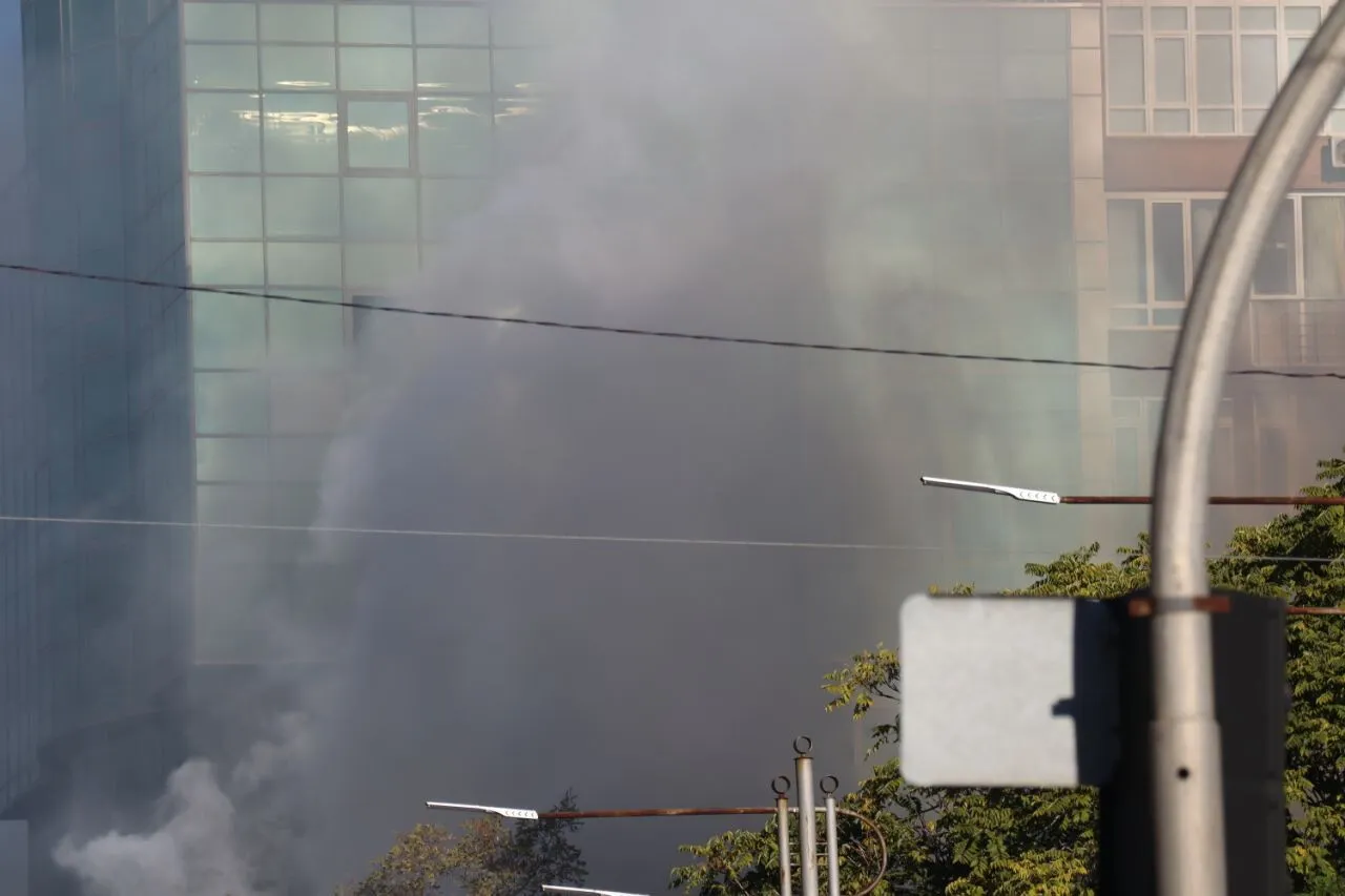 Под завалами многоэтажки остаются люди: новые детали атаки дронов-камикадзе на Киев