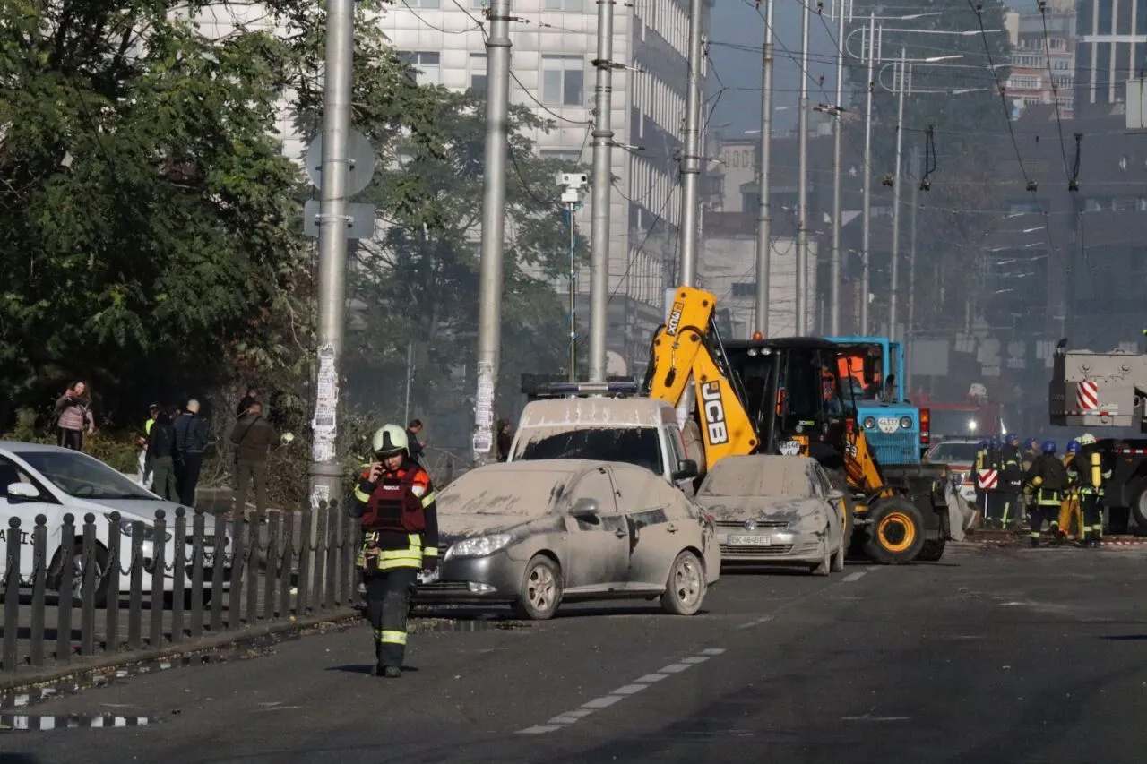 Под завалами многоэтажки остаются люди: новые детали атаки дронов-камикадзе на Киев