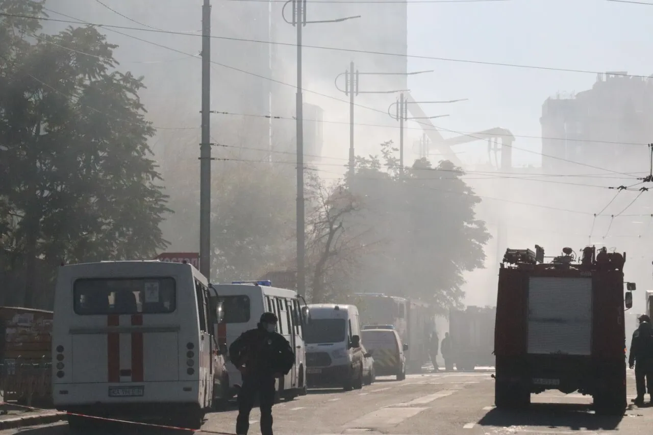 Под завалами многоэтажки нашли тела двух погибших: все подробности атаки дронов-камикадзе на Киев. Фото и видео