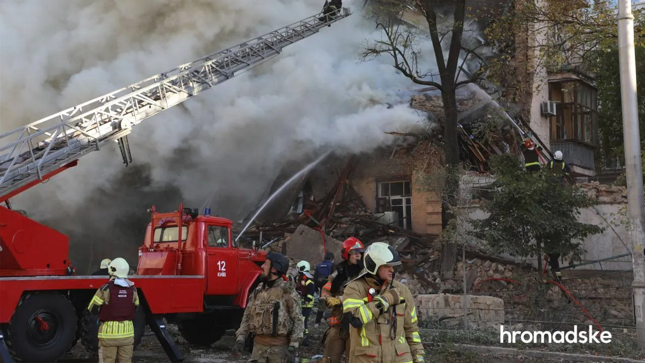 Под завалами многоэтажки нашли тела двух погибших: все подробности атаки дронов-камикадзе на Киев. Фото и видео