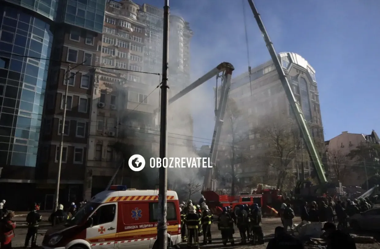 Момент влучання дрона-камікадзе у будинок у Києві зафіксувала нагрудна камера поліцейського