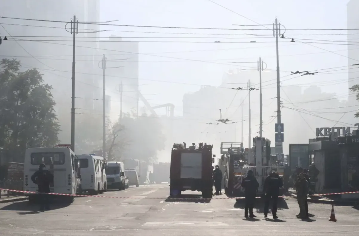 Момент влучання дрона-камікадзе у будинок у Києві зафіксувала нагрудна камера поліцейського