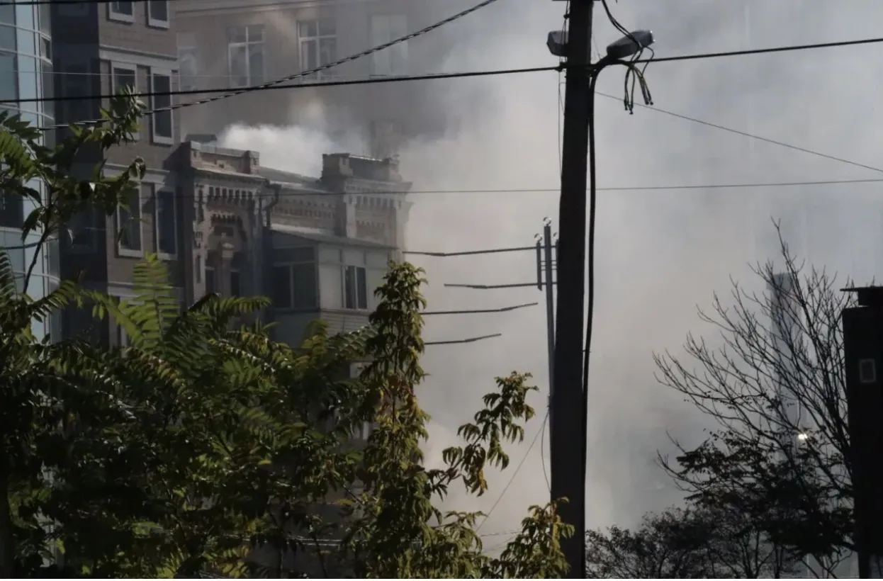 Момент влучання дрона-камікадзе у будинок у Києві зафіксувала нагрудна камера поліцейського