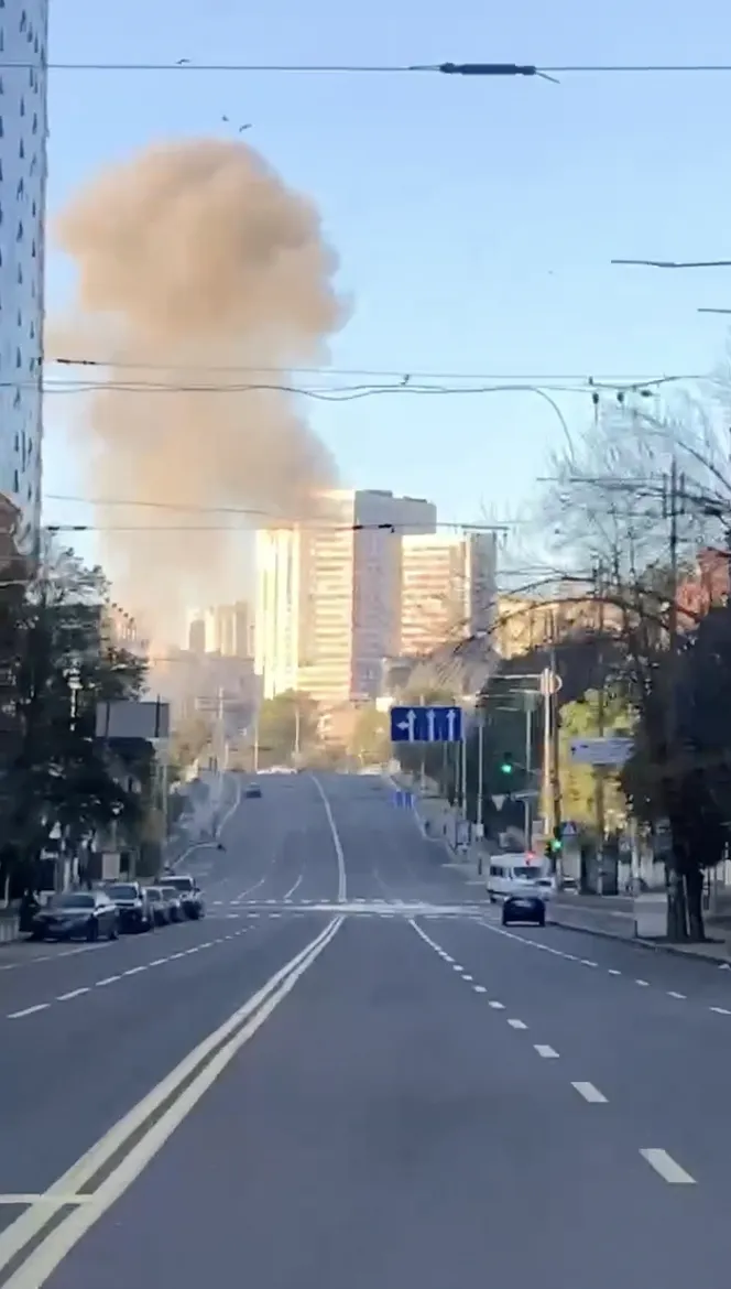 Момент попадания дрона-камикадзе в дом в Киеве зафиксировала нагрудная камера полицейского