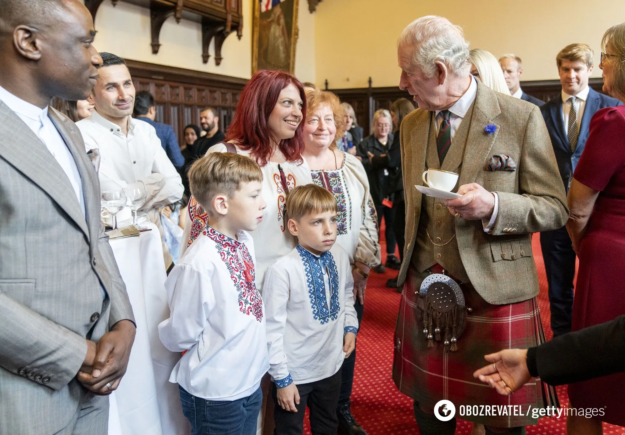 Король Чарльз ІІІ зустрівся з українськими біженцями в Шотландії. Фото dqxikeidqxidqrant