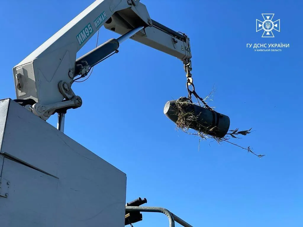 На Київщині з водойми дістали бойову частину російської ракети. Фото