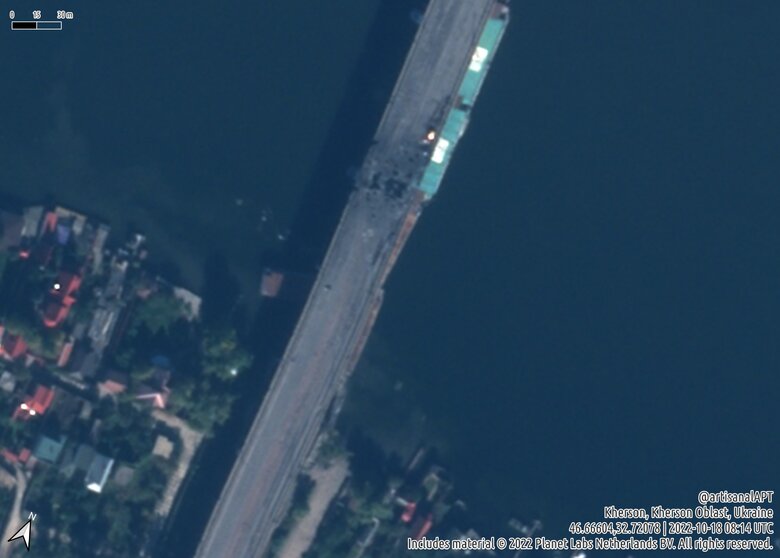 Россияне составили с Антоновского моста импровизированную переправу с барж 02