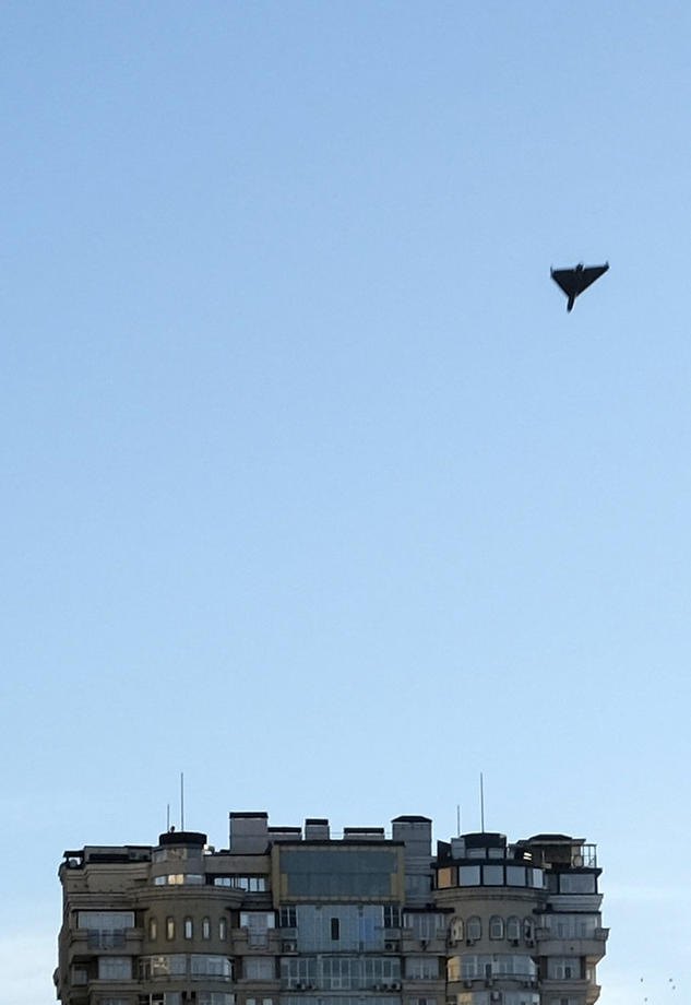 Іранський дрон в небі над будинками в Києві, 17 жовтня 2022. dqxikeidqxidqeant