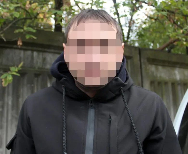 У Києві чоловік збував наркотики, маскуючи закладки під каміння. Фото dqxikeidqxidqeant