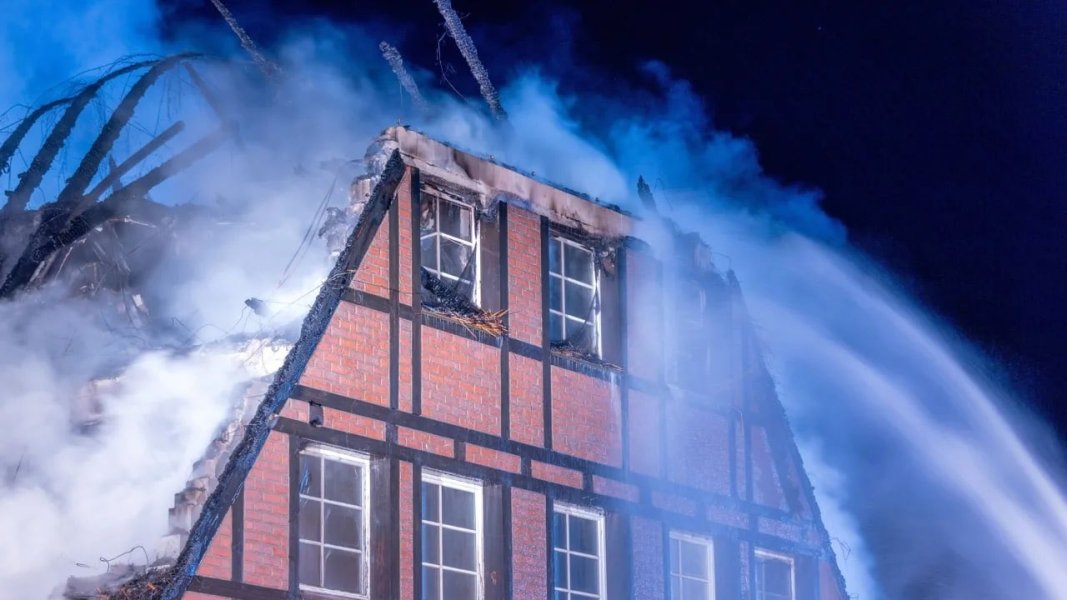 Пожарные тушат горящую гостиницу для беженцев в Германии dqxikeidqxidqeant