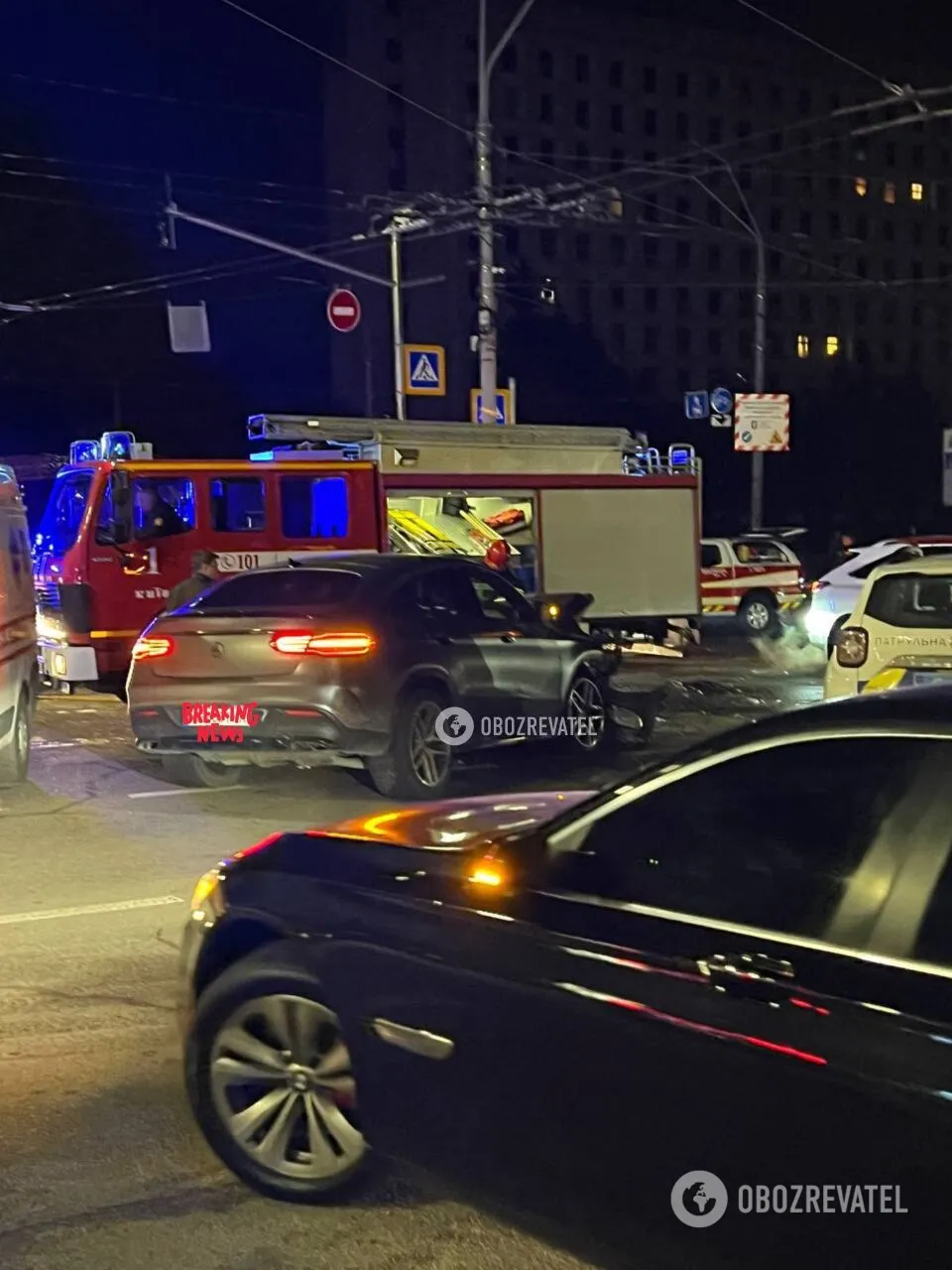 В Киеве на Печерске произошло серьезное ДТП: машины смяло, есть пострадавшие. Фото и видео