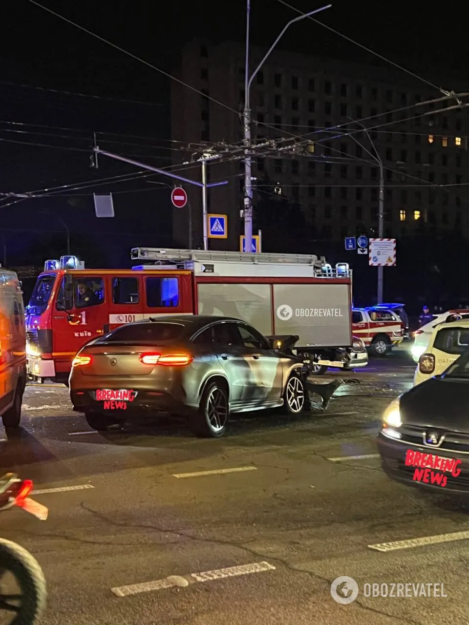 В Киеве на Печерске произошло серьезное ДТП: машины смяло, есть пострадавшие. Фото и видео