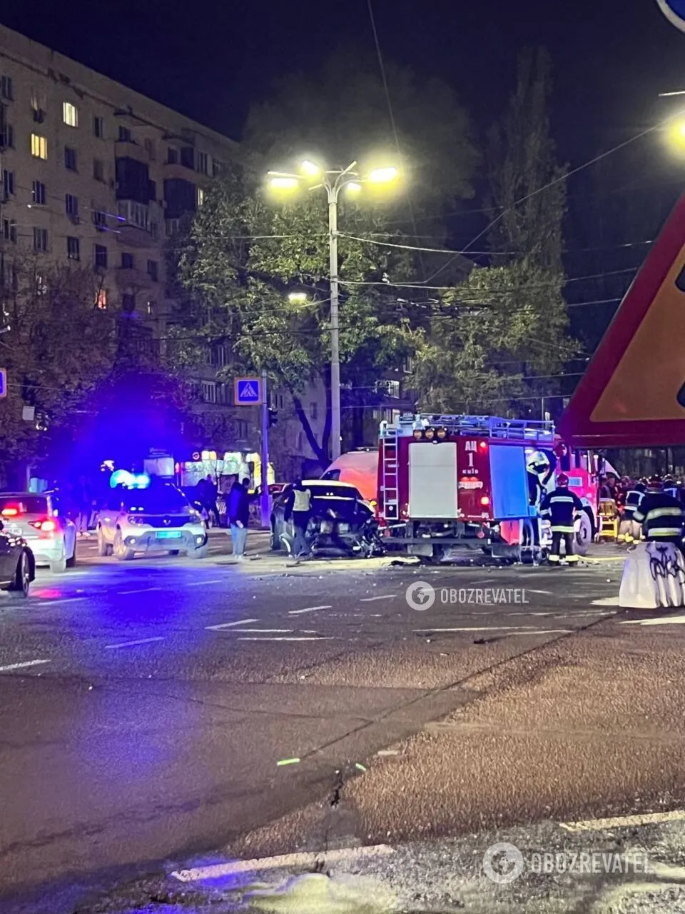 В Киеве на Печерске произошло серьезное ДТП: машины смяло, есть пострадавшие. Фото и видео