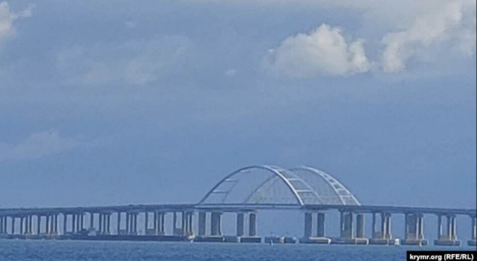 Окупанти на Кримському мосту розбирають прольоти, зруйновані через вибух: працює важка техніка. Фото