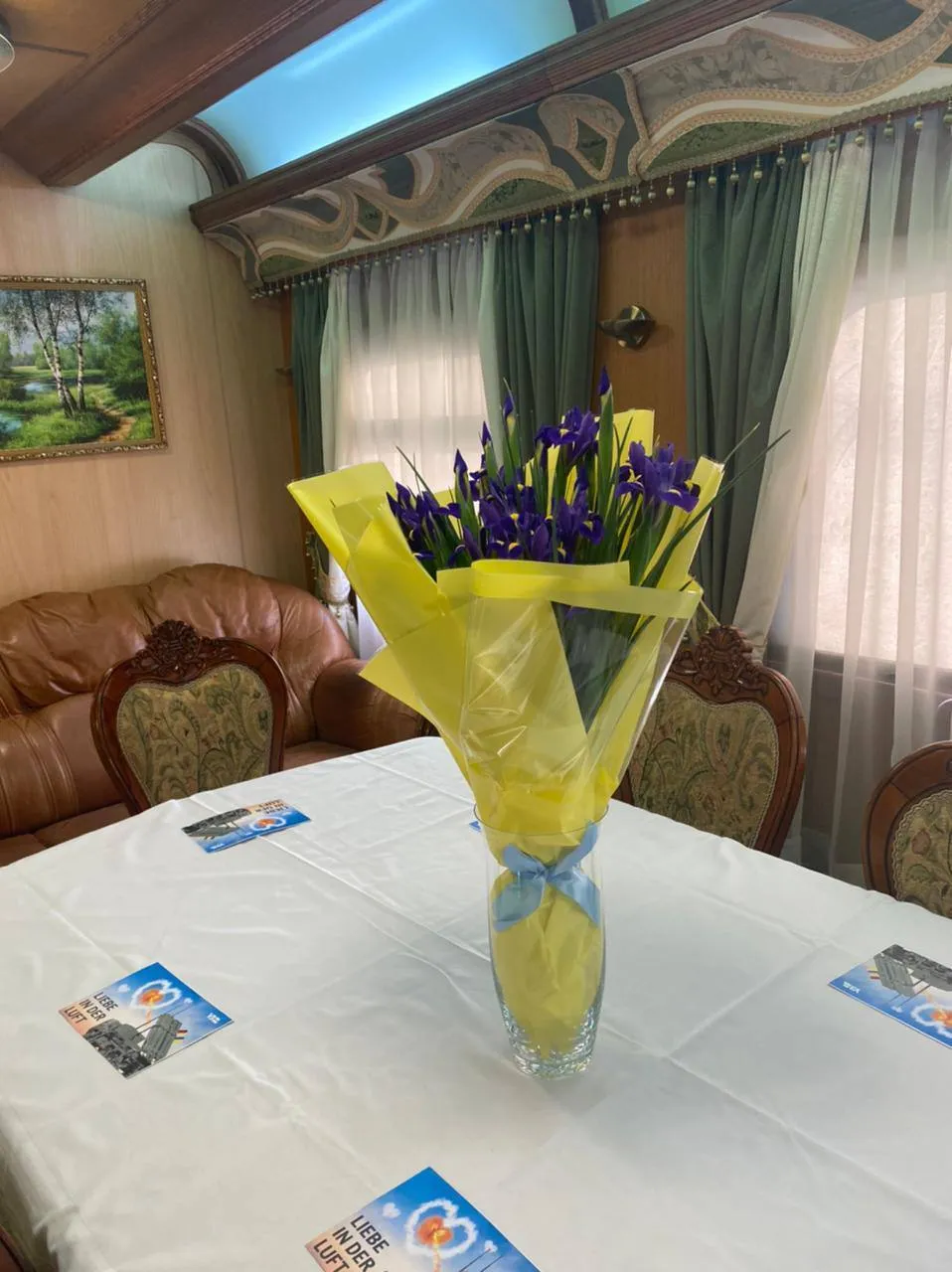 Штайнмайєру в Україні подарували букет ірисів, натякнувши, що Україна чекає на нові IRIS-T. Фото dqxikeidqxidqrant