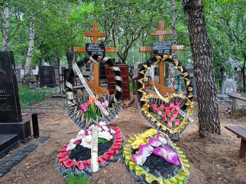 Кремінна могили цвинтар кладовище Могила дружини і тещі Олександра Дробота, Кремінна