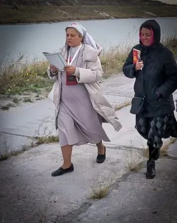 ’’Виганяли бісів’’: в окупованому Маріуполі віруючі РПЦ влаштували ’’хресний хід’’ навколо ’’Азовсталі’’. Фото