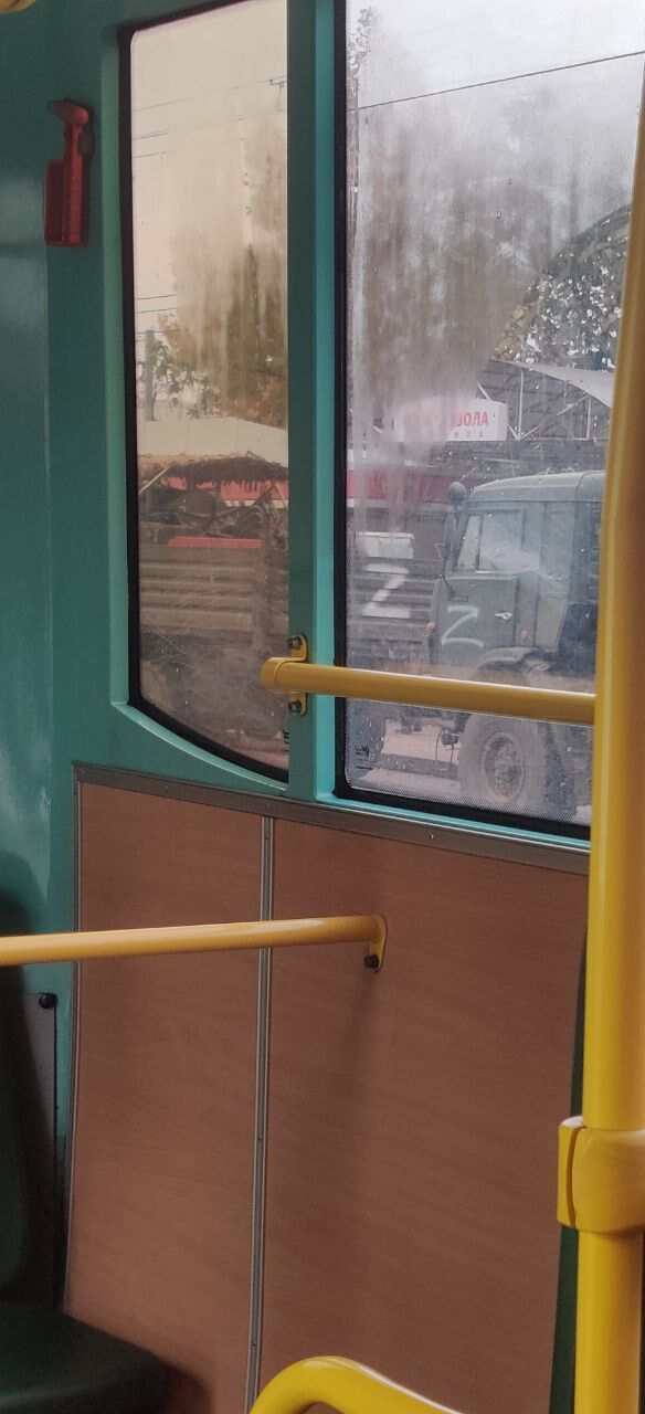 ’’Первая армия бомжей’’: оккупанты ’’эвакуируют’’ из Херсона офисные стулья и холодильники. Фото dqxikeidqxidqeant