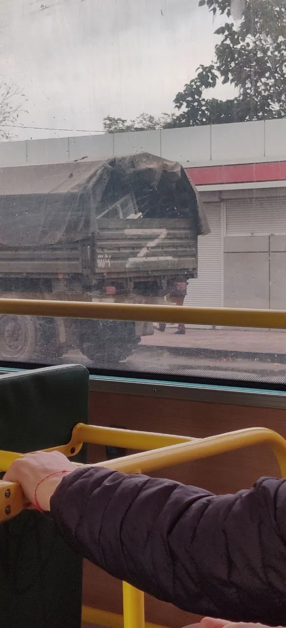 ’’Первая армия бомжей’’: оккупанты ’’эвакуируют’’ из Херсона офисные стулья и холодильники. Фото