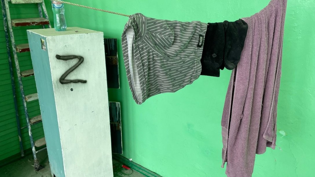 Білизна мотузка та речі, залишені окупантами dqxikeidqxidqeant