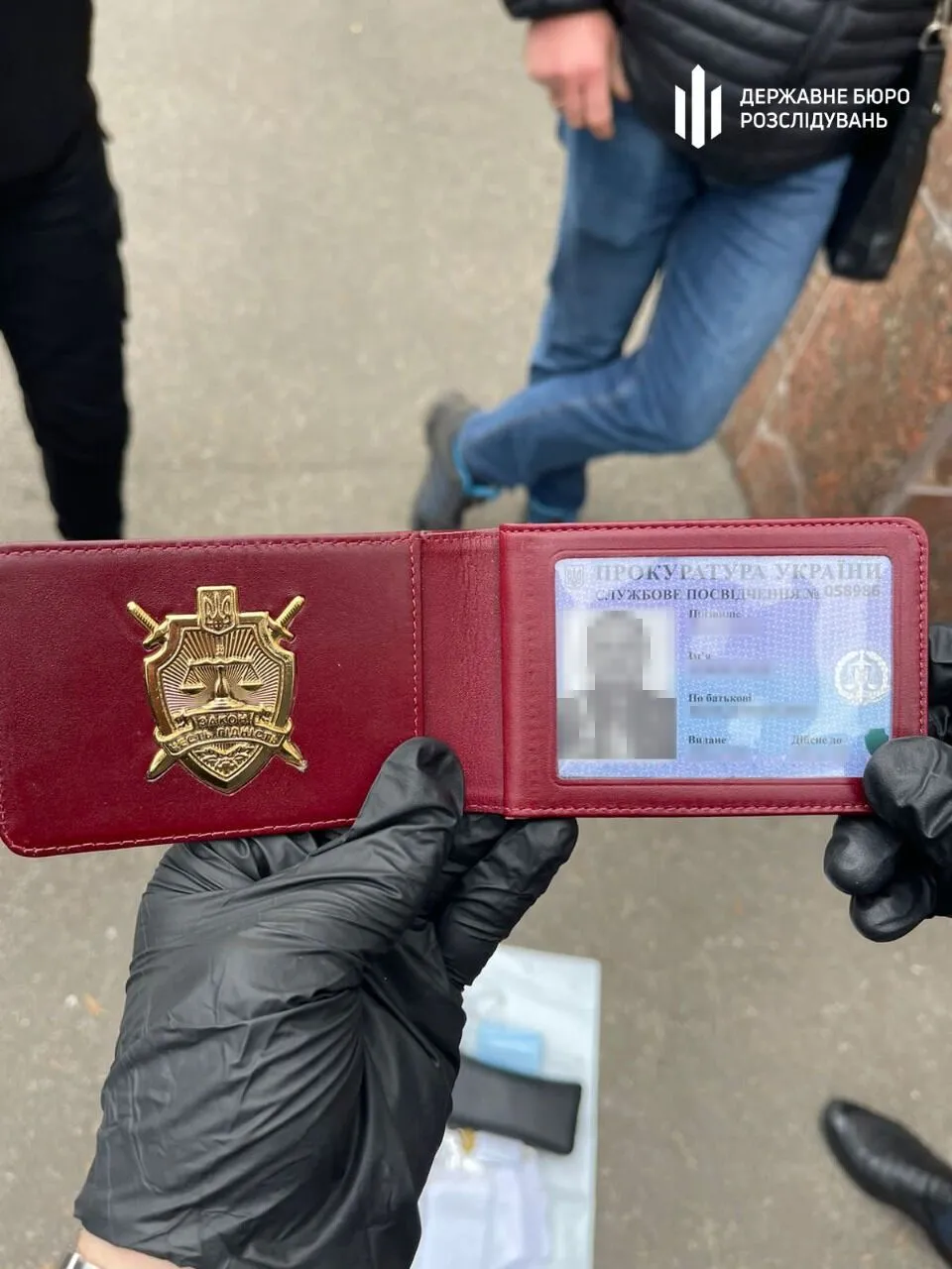 ДБР упіймала на хабарі одного із керівників прокуратури Кіровоградщини: до історії причетні екстрасенс і медики