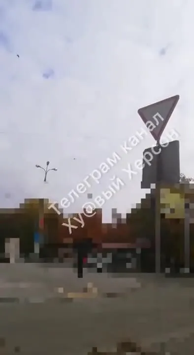 В оккупированном Херсоне ’’бавовна’’: говорят о прилете по Антоновскому мосту dqxikeidqxirzant